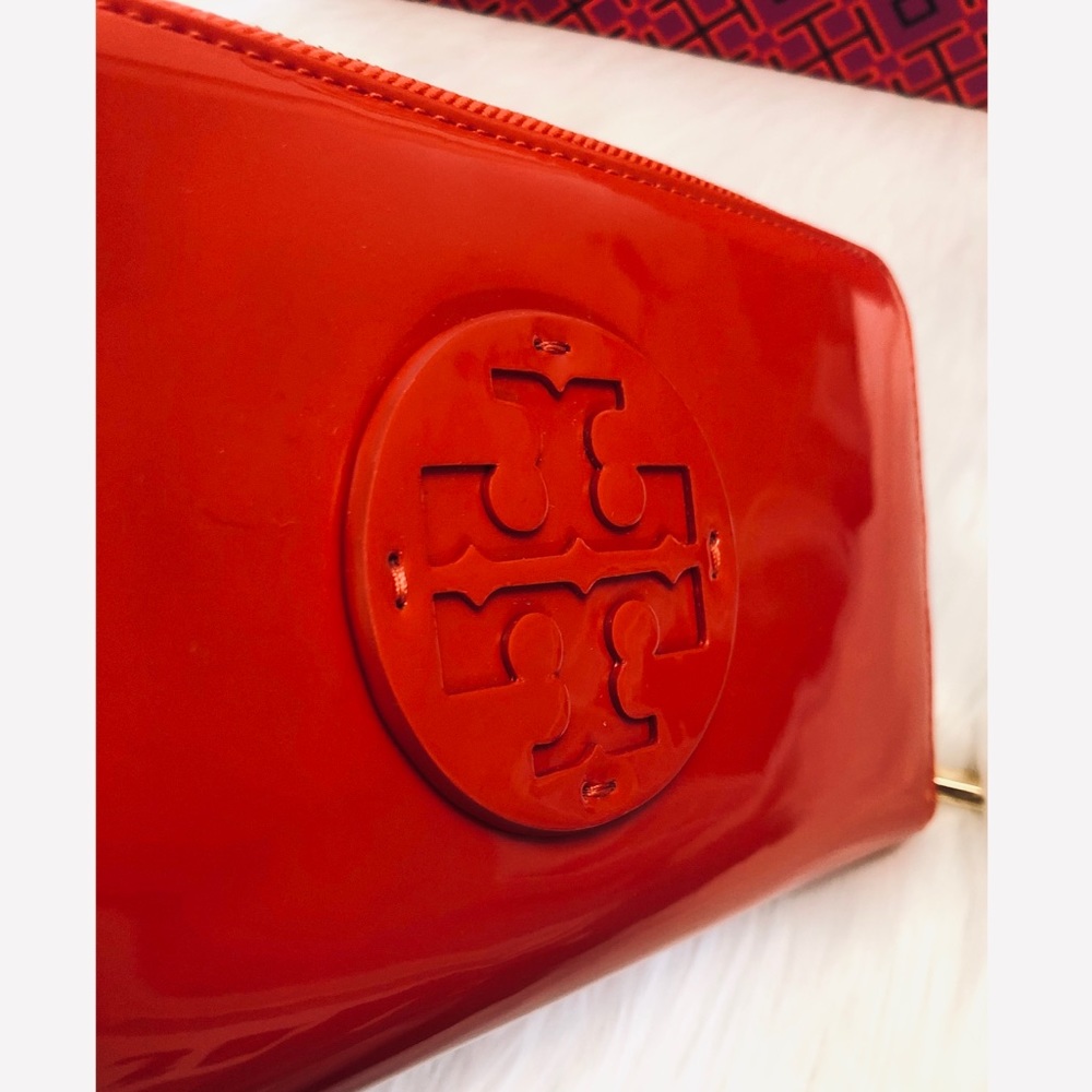 Tory Burch Wallet | Stacked Logo | Patent Leather - Picture 3 of 8